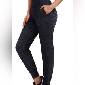 High waisted, fitted joggers